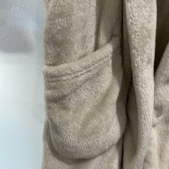 Summer & Rose faux fur hooded cozy robe cream ivory - Picture 7 of 9